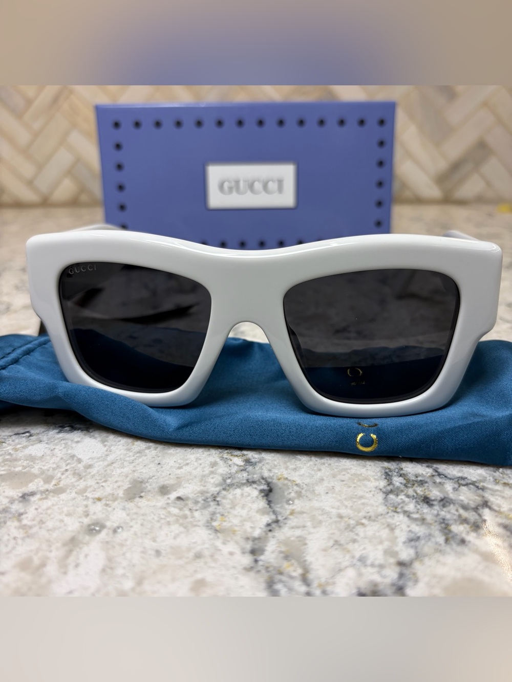 Gucci White Frame Sunglasses with Gold Logo and Black Lenses - Picture 2 of 4